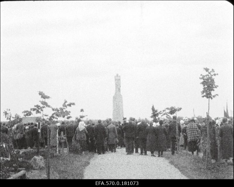 Võidupüha miiting Vabadussõjas langenutele pühendatud ausamba juures Amblas.