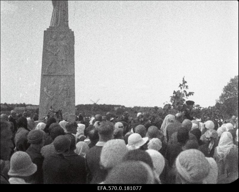 Võidupüha miiting Vabadussõja langenutele pühendatud ausamba juures.