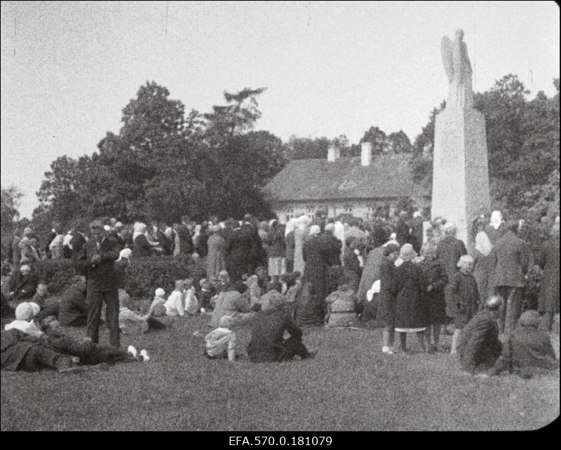 Võidupüha miiting Vabadussõjas langenutele pühendatud ausamba juures Amblas.