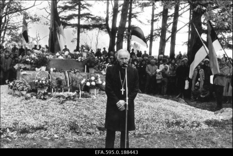 Pärnu Muinsuskaitsepäevadel Tahkurannas president Konstantin Pätsi ausamba endisel asukohal kõneleb kirikutegelane Vello Salum.