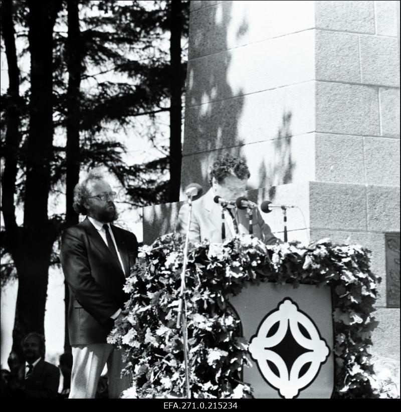 Konstantin Pätsi ausamba taasavamine Tahkurannas. Paremal ajaloolane Rein Helme.