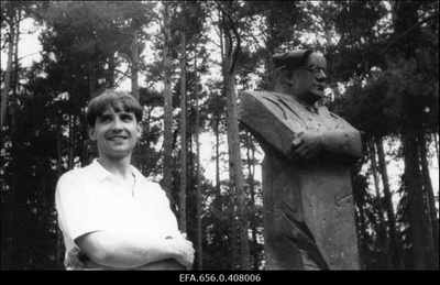 Aivar Ennet Hugo Raudsepa ausamba avamisel.  similar photo