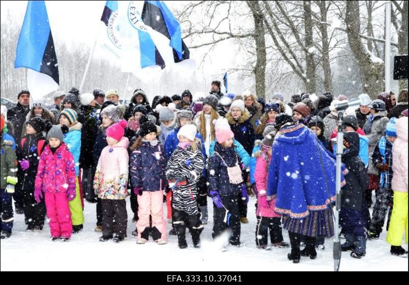 Austuse avaldamine president Konstantin Pätsile Tahkuranna ausamba juures.