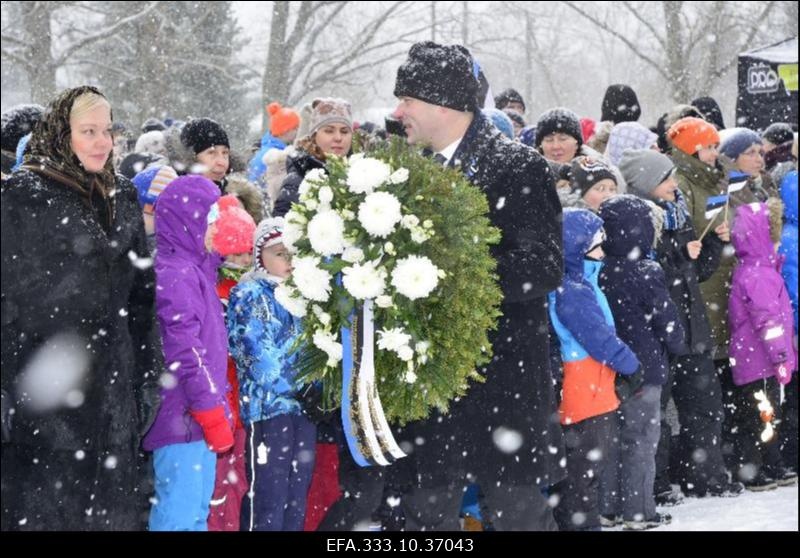 Austuse avaldamine president Konstantin Pätsile Tahkuranna ausamba juures. Pärjaga,  Pärnu linnapea Romek Kosenkranius.