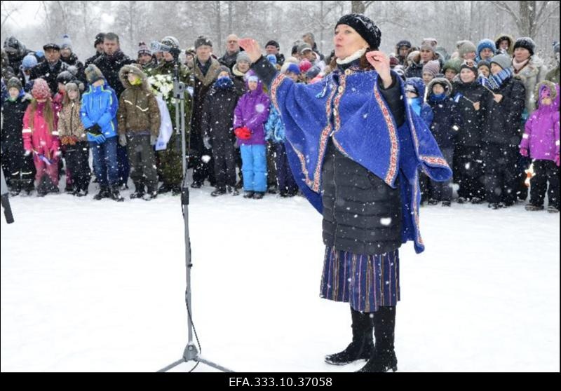 Austuse avaldamine president Konstantin Pätsile Tahkuranna ausamba juures. Dirigent Annely Kuningas.