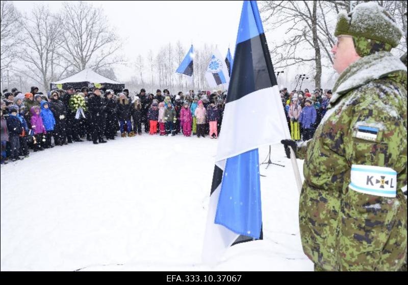 Austuse avaldamine president Konstantin Pätsile Tahkuranna ausamba juures.