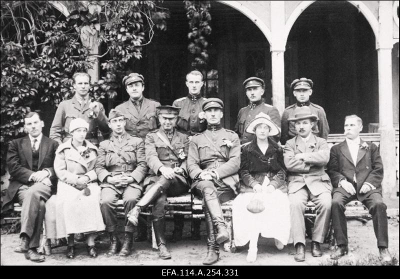 Vabadussõda. Õhu- ja merejõud, samuti soomustatud väeosad  lahingutegevuses. Välisriikide [Läti, USA, Soome, Inglismaa, Taani] laevad Tallinna sadamas. Soomusrongid nr. 1, nr. 5 ja nr. 4. Põhjapiirkonna Kommuunide Rahvakomissaride Nõukogu ja III Ülevenemaalise Tööliste Soldatite ja Talupoegade Saadikute Nõukogu fotod. Taani vabatahtlikud ja Soome ajakirjanikud Eestis. Välisriikide diplomaatide vastuvõtud 1920.a. alguses. Peeter I ausamba mahavõtmine.