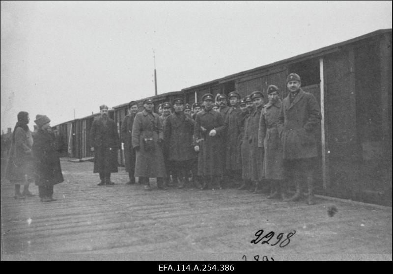 Vabadussõda. Õhu- ja merejõud, samuti soomustatud väeosad  lahingutegevuses. Välisriikide [Läti, USA, Soome, Inglismaa, Taani] laevad Tallinna sadamas. Soomusrongid nr. 1, nr. 5 ja nr. 4. Põhjapiirkonna Kommuunide Rahvakomissaride Nõukogu ja III Ülevenemaalise Tööliste Soldatite ja Talupoegade Saadikute Nõukogu fotod. Taani vabatahtlikud ja Soome ajakirjanikud Eestis. Välisriikide diplomaatide vastuvõtud 1920.a. alguses. Peeter I ausamba mahavõtmine.