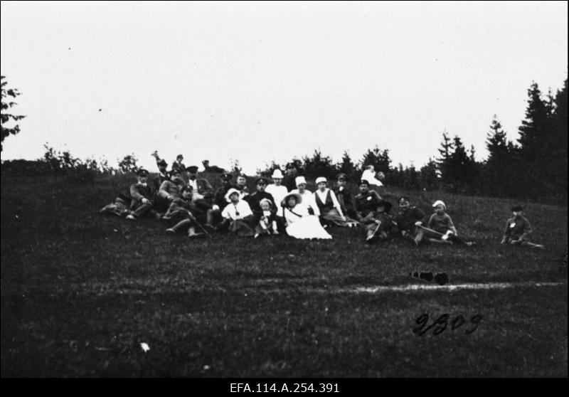 Vabadussõda. Õhu- ja merejõud, samuti soomustatud väeosad  lahingutegevuses. Välisriikide [Läti, USA, Soome, Inglismaa, Taani] laevad Tallinna sadamas. Soomusrongid nr. 1, nr. 5 ja nr. 4. Põhjapiirkonna Kommuunide Rahvakomissaride Nõukogu ja III Ülevenemaalise Tööliste Soldatite ja Talupoegade Saadikute Nõukogu fotod. Taani vabatahtlikud ja Soome ajakirjanikud Eestis. Välisriikide diplomaatide vastuvõtud 1920.a. alguses. Peeter I ausamba mahavõtmine.