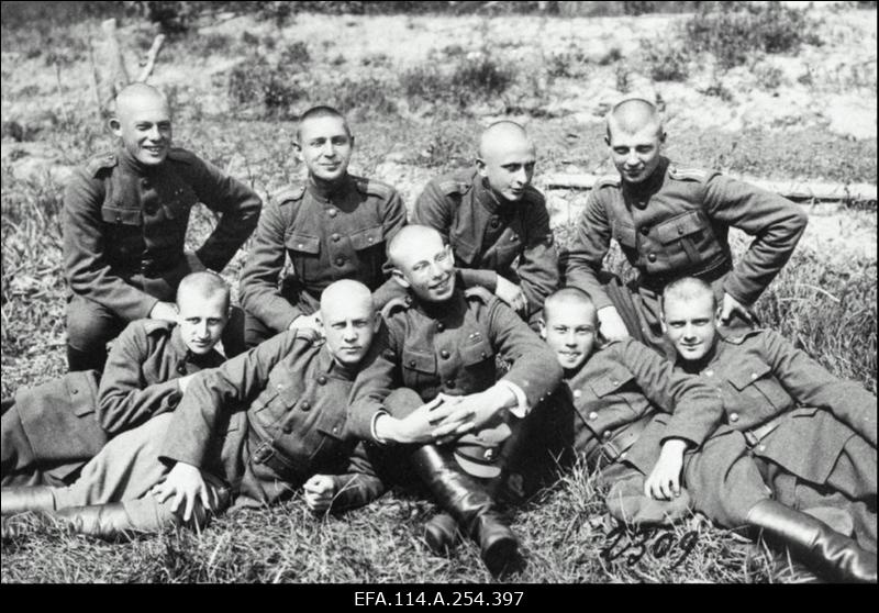 Vabadussõda. Õhu- ja merejõud, samuti soomustatud väeosad  lahingutegevuses. Välisriikide [Läti, USA, Soome, Inglismaa, Taani] laevad Tallinna sadamas. Soomusrongid nr. 1, nr. 5 ja nr. 4. Põhjapiirkonna Kommuunide Rahvakomissaride Nõukogu ja III Ülevenemaalise Tööliste Soldatite ja Talupoegade Saadikute Nõukogu fotod. Taani vabatahtlikud ja Soome ajakirjanikud Eestis. Välisriikide diplomaatide vastuvõtud 1920.a. alguses. Peeter I ausamba mahavõtmine.