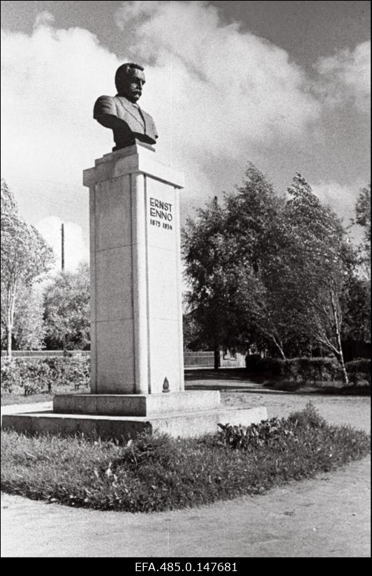 Luuletaja Ernst Enno mälestusmärk Haapsalus.