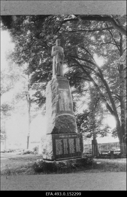 Vabadussõjas langenute taastatud monument Jüri kiriku aias.