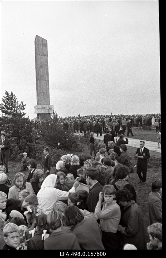 Suures Isamaasõjas langenute mälestusmärgi avamine Tehumardil.