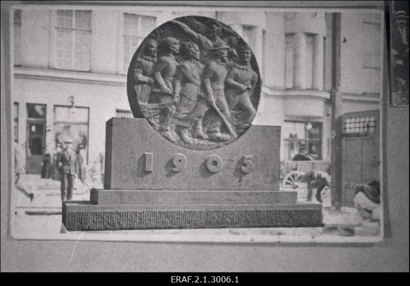 1905. aasta revolutsiooni mälestusmärk Tallinnas. Püstitati 1931. aastal Vene turule teatrihoone "Estonia" taha. J. Raudsepa poolt loodud mälestussammas teisaldati 1958.a. veretöö ohvrite ühishauale Rahumäe kalmistul.