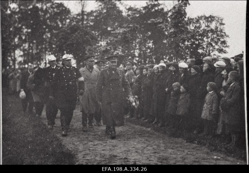 Kaitsevägede ülemjuhatajale kindralleitnant J. Laidonerile Kriuša mälestusmärgi komiteelt. Fotosid Kriuša mälestusmärgi avamiselt. Narva -Jõesuu rannahoone sisseõnnistamine.