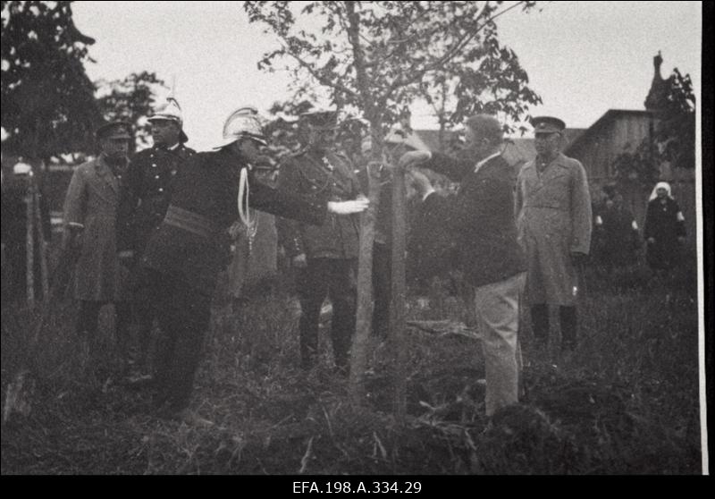 Kaitsevägede ülemjuhatajale kindralleitnant J. Laidonerile Kriuša mälestusmärgi komiteelt. Fotosid Kriuša mälestusmärgi avamiselt. Narva -Jõesuu rannahoone sisseõnnistamine.