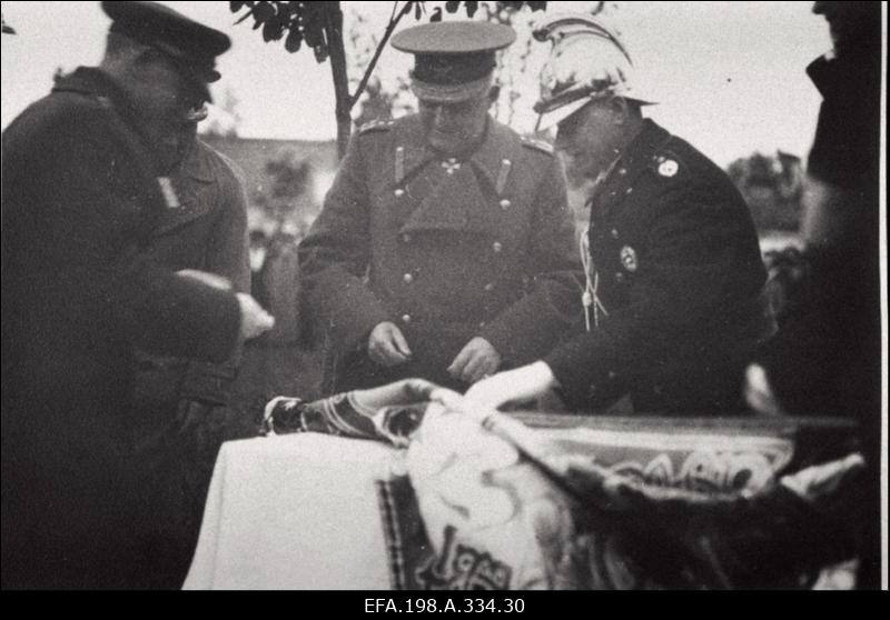 Kaitsevägede ülemjuhatajale kindralleitnant J. Laidonerile Kriuša mälestusmärgi komiteelt. Fotosid Kriuša mälestusmärgi avamiselt. Narva -Jõesuu rannahoone sisseõnnistamine.