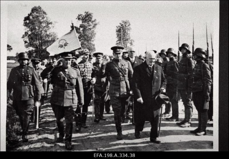 Kaitsevägede ülemjuhatajale kindralleitnant J. Laidonerile Kriuša mälestusmärgi komiteelt. Fotosid Kriuša mälestusmärgi avamiselt. Narva -Jõesuu rannahoone sisseõnnistamine.