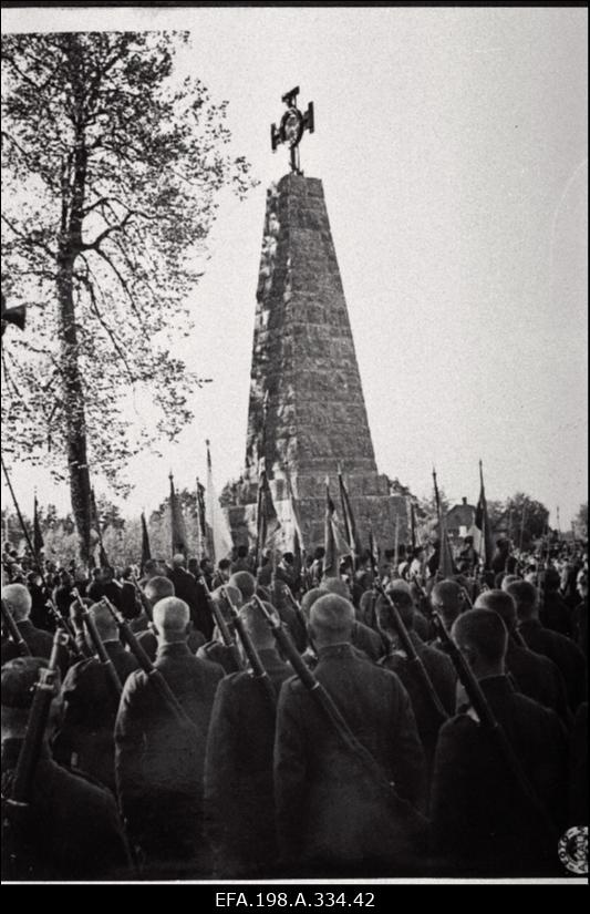 Kaitsevägede ülemjuhatajale kindralleitnant J. Laidonerile Kriuša mälestusmärgi komiteelt. Fotosid Kriuša mälestusmärgi avamiselt. Narva -Jõesuu rannahoone sisseõnnistamine.