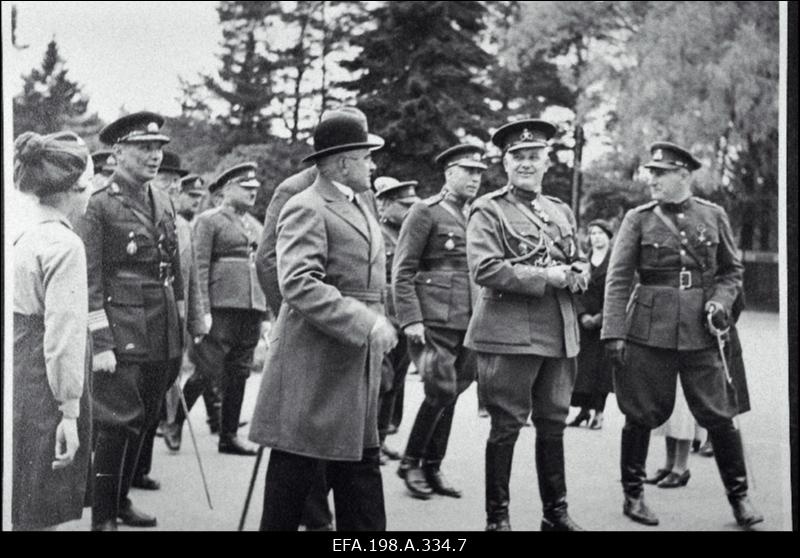 Kaitsevägede ülemjuhatajale kindralleitnant J. Laidonerile Kriuša mälestusmärgi komiteelt. Fotosid Kriuša mälestusmärgi avamiselt. Narva -Jõesuu rannahoone sisseõnnistamine.