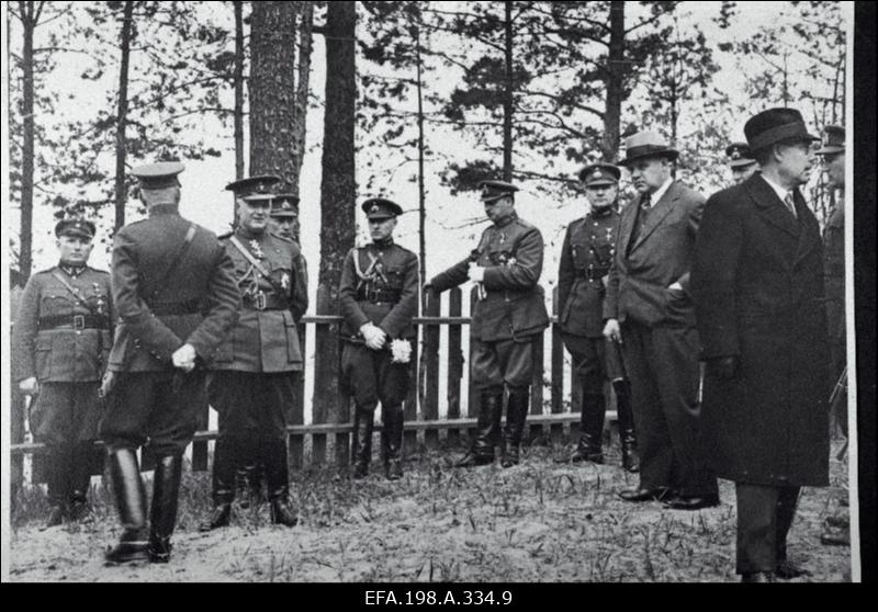 Kaitsevägede ülemjuhatajale kindralleitnant J. Laidonerile Kriuša mälestusmärgi komiteelt. Fotosid Kriuša mälestusmärgi avamiselt. Narva -Jõesuu rannahoone sisseõnnistamine.