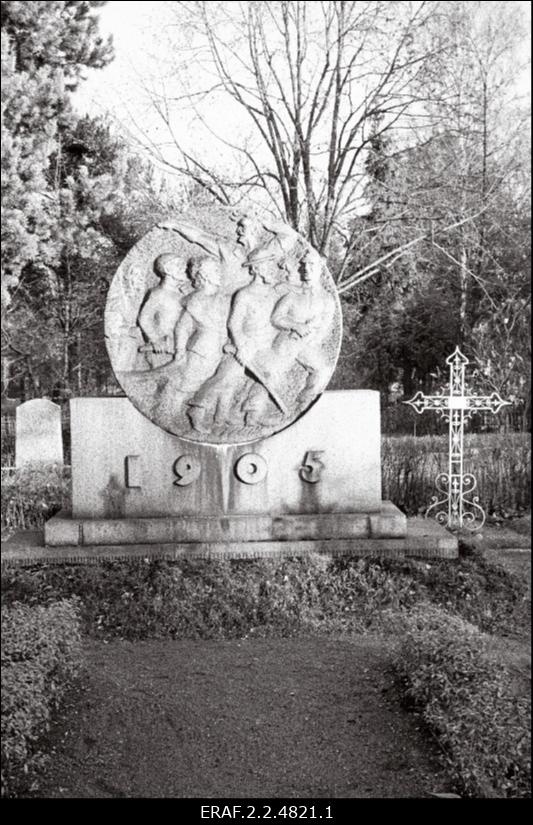 16. oktoobri 1905. aasta sündmuste mälestusmärk Tallinnas Rahumäe kalmistul.