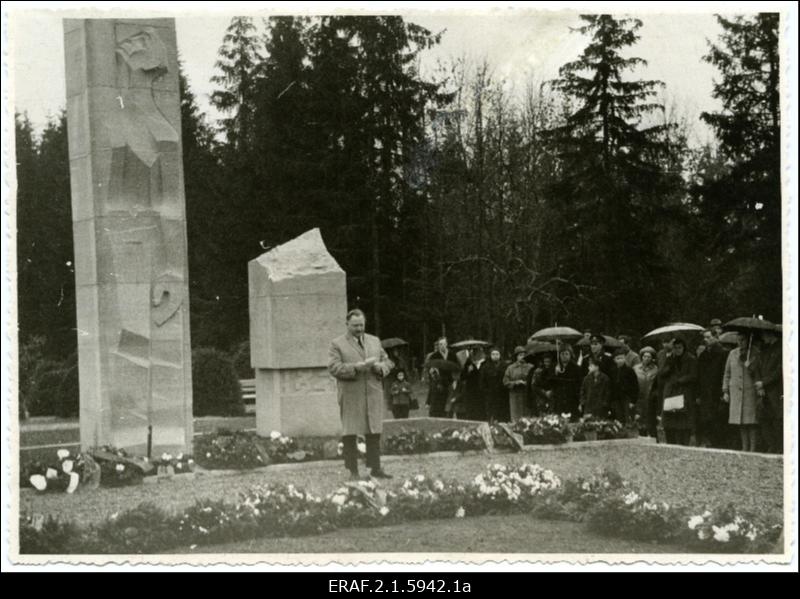 Teises maailmasõjas hukkunute ühishaud. Mälestusmärgi avamine Siimusti kalmistul, avakõnega esineb EKP Jõgeva Rajoonikomitee sekretär E. Randrüüt. Ühishaua dolomiitblokkidest mälestussamba autorid on skulptor Elmar Rebane ja arhitekt Ülo Sirp