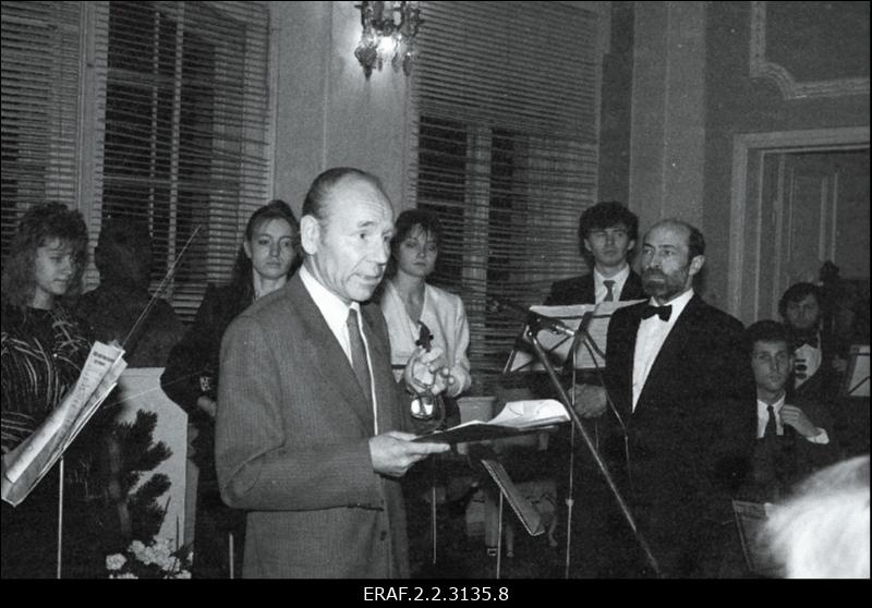 Johannes Vares-Barbaruse 100. sünniaastapäeva tähistamine Kadrioru lossis, esineb ajaloolane Erich Kaup.