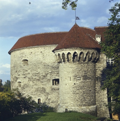 Tallinn. Suurtükitorn Paks Margareeta ja Suur Rannavärav.  similar photo