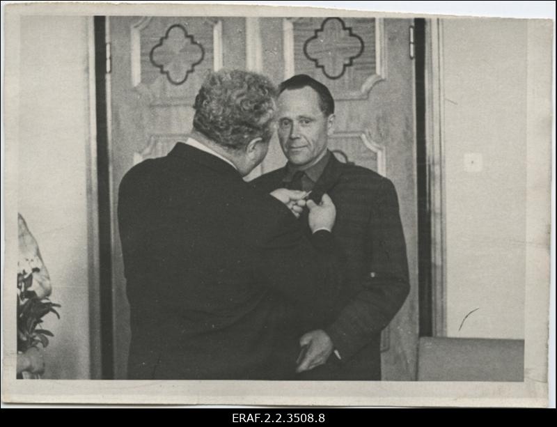 Artur Vader - Eesti NSV Ülemnõukogu Presiidiumi esimees kinnitab aumärgi tööeesrindlase kuue rinnaesisele, Eesti NSV Ülemnõukogu Presiidiumi saalis, Kadriorus.