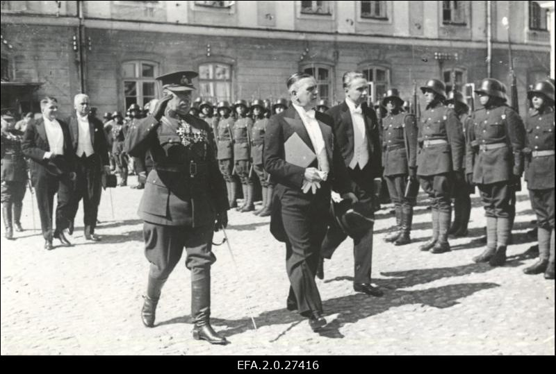 Saksa saadik Reinebeck Eesti Vabariigi presidendile volitusi esitama minemas.