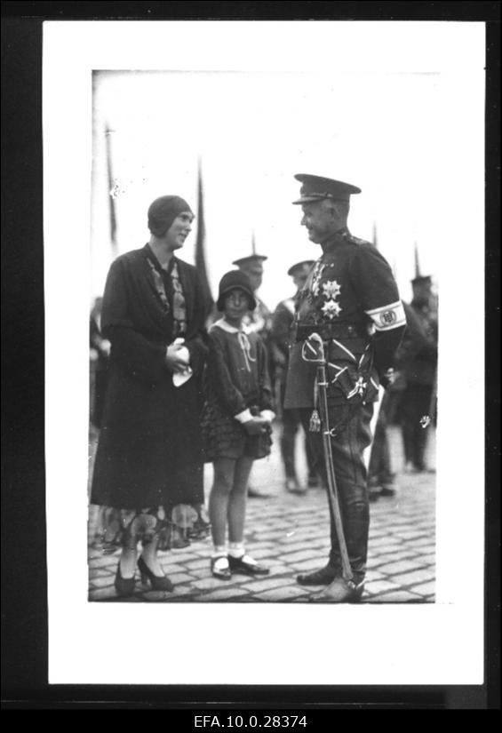 Eesti Vabariigi sõjavägede ülemjuhataja Johan Laidoner Poola presidendi Ignacy Mościcki ootel Tallinna sadamas.