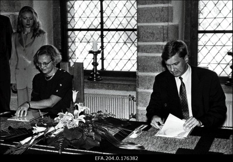 Euroopa Rekonstruktsiooni -ja Arengupanga (EBRD) esindaja Charlotte A. Ruhe ja Eesti Ühispanga president ja juhatuse esimees Ain Hanscmidt kirjutavad alla koostöölepingule.