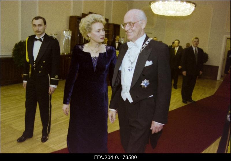 President Lennart Meri koos abikaasa Helle Meriga vabariigi aastapäeva vastuvõtul Estonia teatris.
