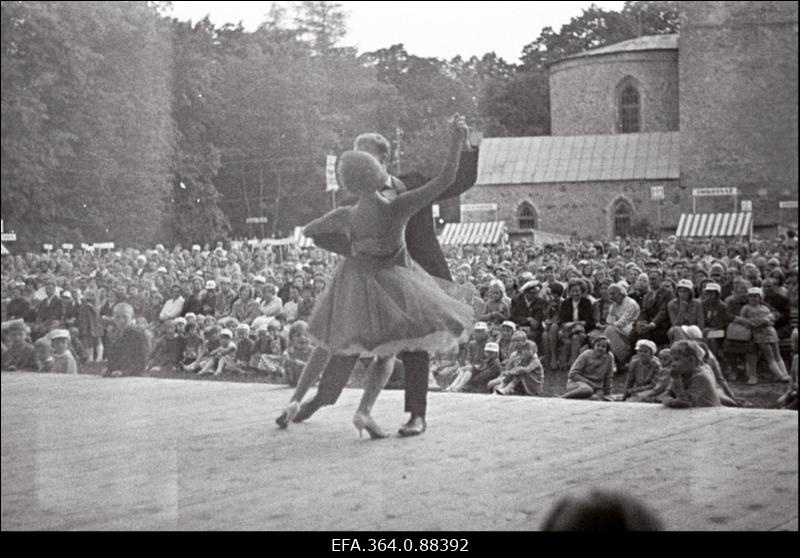 Peotantsijad Piia ja Aare Orb  demonstreerivad peotantsu ETKVL-i juulilaadal Haapsalus.