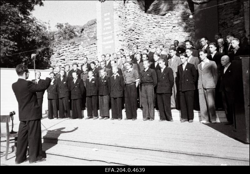 Ühendatud meeskoorid esinemas Haapsalu rajooni laulupäeval.