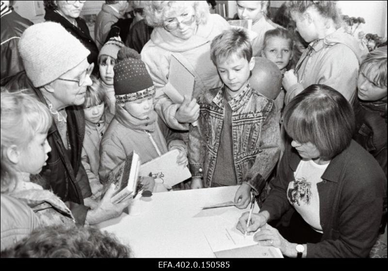Haapsalust päritolev Rootsi raamatukunstnik Ilon Wikland autogramme andmas.