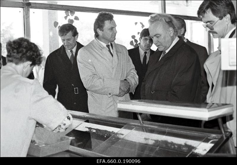 Ülemnõukogu esimees Arnold Rüütel (paremalt 2.) külastamas Haapsalu haiglat. Haigla peaarst Toomas Vilosius (3.), Lääne maavanem Andres Lipstok (1.)