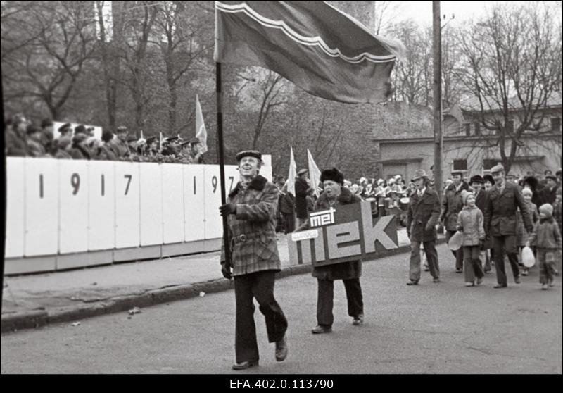 Haapsalu Mehhaniseeritud Ehituskolonni töötajad oktoobridemonstratsioonil.