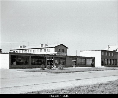 Tallinna Linnuvabriku kaupluse ja söökla välisvaade.  similar photo