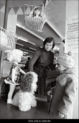 Haapsalu kaubamaja mänguasjade ja koolitarvete sektsiooni juhataja Silja Püvi töö juures.  similar photo