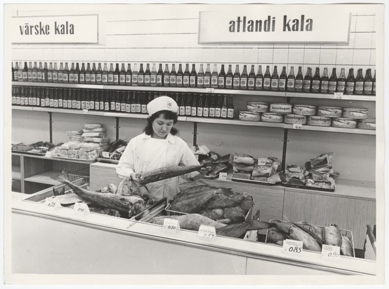 Värske kala müügilett Tallinna kaupluses "Meritäht". Müüja käes külmutatud kala.