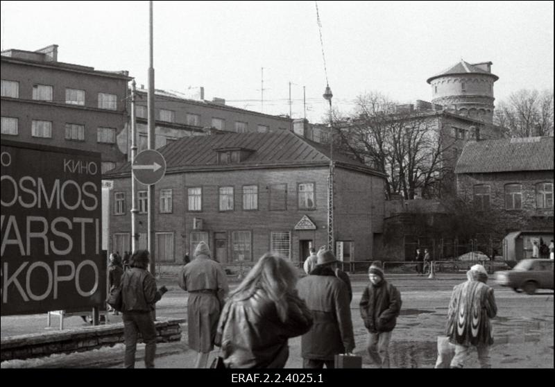 Vaade Eesti Riigiarhiivi Filiaali (Parteiarhiiv) majale Tõnismägi 16 ja nurgamajale Pärnu mnt 46 kino Kosmose eest.