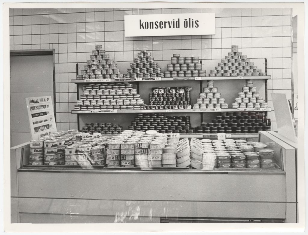 Vaade kalakonservide riiulile kaupluses "Meritäht"