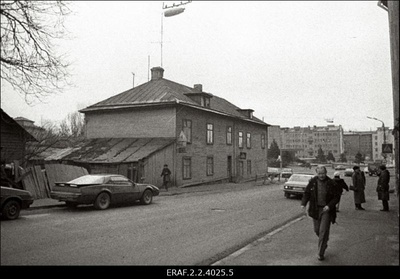 Vaade Eesti Riigiarhiivi Filiaali (Parteiarhiiv) maja eest nurgamajale Pärnu mnt 46.  similar photo