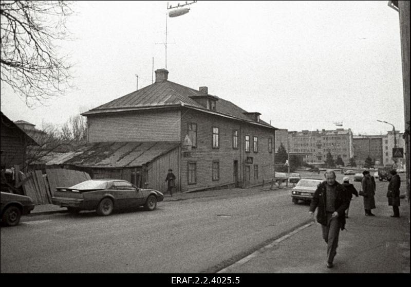 Vaade Eesti Riigiarhiivi Filiaali (Parteiarhiiv) maja eest nurgamajale Pärnu mnt 46.