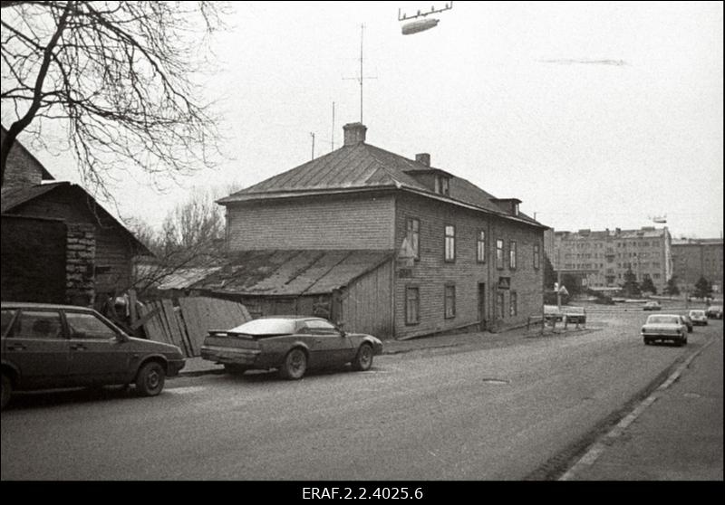 Vaade Eesti Riigiarhiivi Filiaali (Parteiarhiiv) maja eest nurgamajale Pärnu mnt 46.