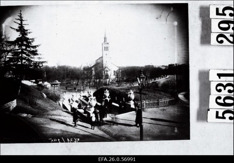 Vaade Harjuvärava treppidelt Jaani kirikule.