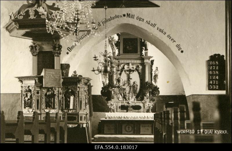 Vormsi Olavi kiriku altar ja kantsel.