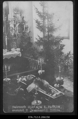 Rakvere kirikuõpetaja L. Palloni ärasaatmine . Lahtine kirst kirikus.  duplicate photo